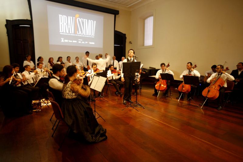 notícia: Concerto em frente ao Museu do Estado celebra a chegada do Natal 
