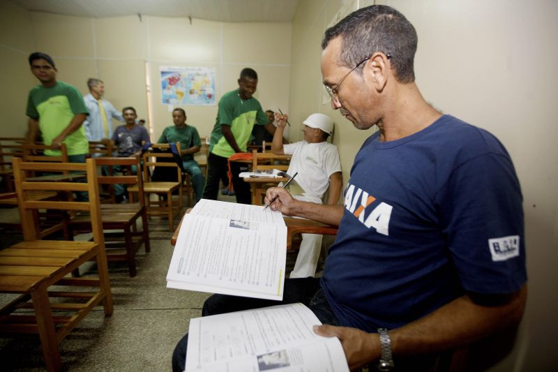 notícia: Educação é chance de recomeço para egressos