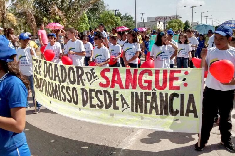 notícia: Escolas incentivam a doação voluntária de sangue durante desfile escolar