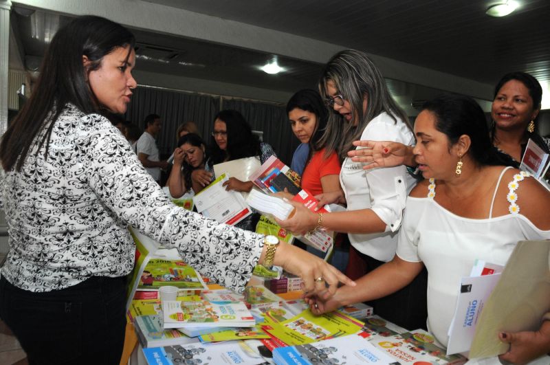 notícia: I Feira do Livro Didático é realizada em Belém
