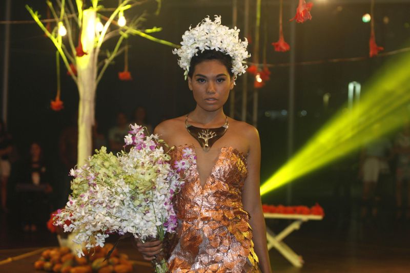 notícia: Desfile de joias abre festival de chocolate e flores em Belém