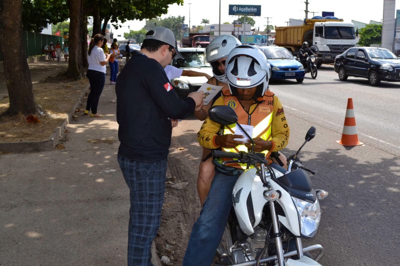 notícia: Detran faz blitz educativa em parceria com Hospital Metropolitano e OAB