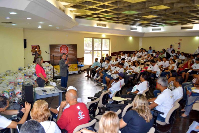 notícia: Familiares e vítimas de acidentes de trânsito recebem alimentos doados pelo Detran