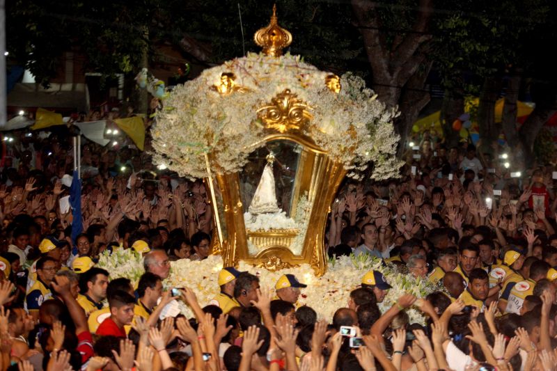 notícia: Nossa Senhora de Nazaré ilumina as ruas de Belém durante a Trasladação