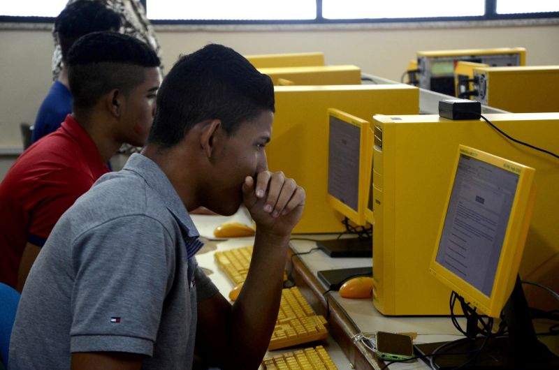 notícia: Alunos da rede estadual escrevem sobre "Pequenas Corrupções" na redação do simulado do Enem