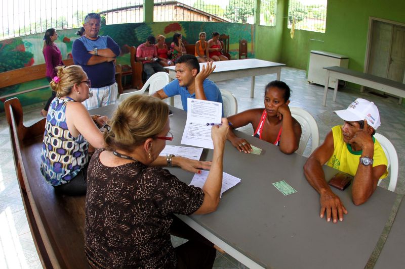 notícia: Cohab orienta famílias durante desocupação de terreno na Pratinha