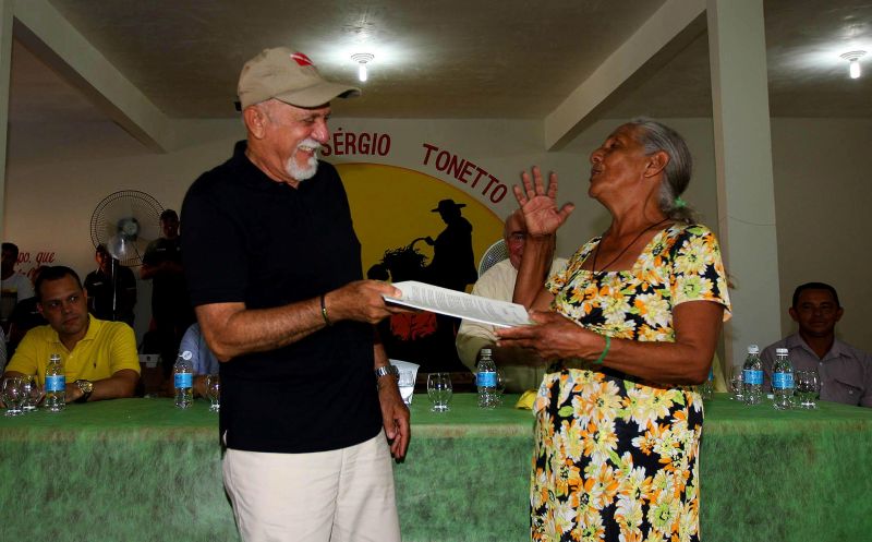 notícia: Famílias recebem 2,3 mil hectares de títulos de terra em Bujaru
