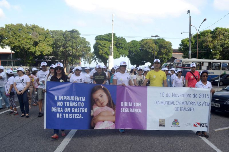 notícia: Cerca de mil pessoas caminham em Memória às Vítimas de Trânsito