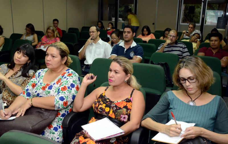notícia: Webconferência faz debate sobre diretrizes curriculares na rede pública