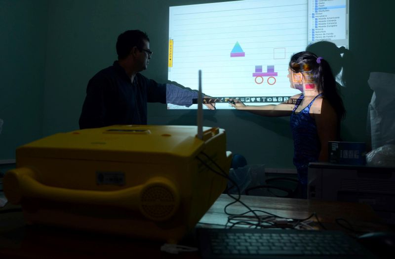 notícia: Em 2016, computadores interativos proporcionarão aulas mais dinâmicas nas escolas da rede estadual