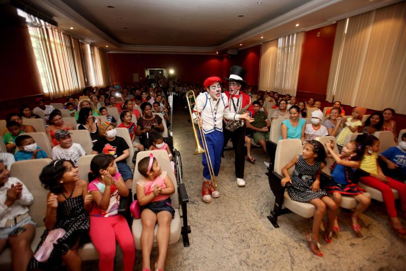 notícia: Artistas levam a magia do circo para crianças que fazem tratamento no hospital Ophir Loyola
