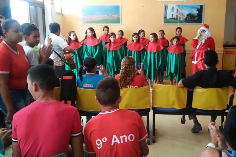 notícia: Direção do Hospital de Tailândia entrega brinquedos para crianças de escola municipal
