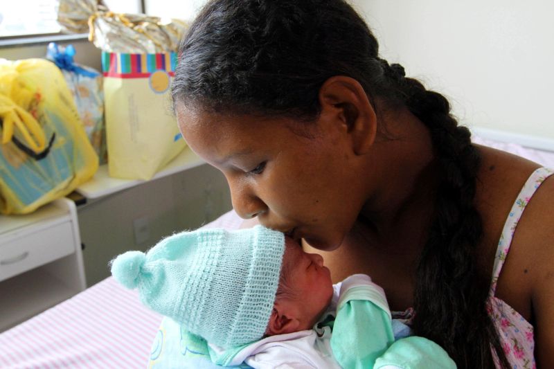 notícia: Estudante dá à luz o primeiro bebê paraense deste Natal na Santa Casa