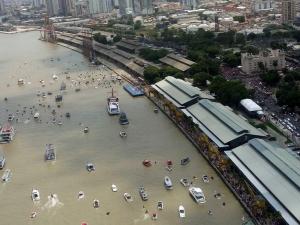 notícia: Imagem peregrina é recebida por fiéis após duas horas de procissão fluvial