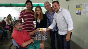 notícia: Famílias recebem benefício do Cheque Moradia Especial