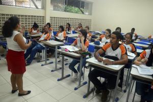notícia: Justiça determina funcionamento normal de escolas da rede estadual