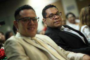 notícia: Casais homoafetivos oficializam  união em casamento coletivo