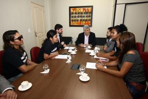 notícia: Governo garante auxílio fardamento, lista avanços e pede bom senso