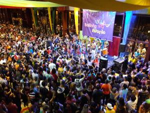 notícia: Bailinho da Estação reúne gerações na folia de Momo