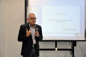 notícia: Curso destinado a diretores foca na melhoria do ensino