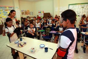 notícia: Alunos do ensino fundamental vivenciam a rotina dos idosos