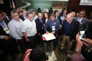 notícia: Governo e prefeituras assinam ordens de serviço para obras em escolas de 13 municípios