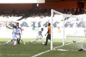 notícia: Primeiro jogo da final da temporada tem empate e famílias na torcida