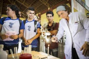 notícia: Estudantes do ensino médio conhecem cursos em Feira Vocacional