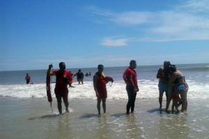 notícia: Corpo de Bombeiros salva três pessoas na praia do Atalaia