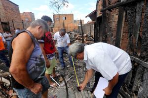 notícia: Famílias vítimas de incêndio nos bairros do Guamá e Benguí receberão Cheque Moradia