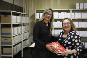 notícia: Iasep doa quase 500 livros para Hospital de Clínicas e IOE 
