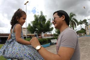 notícia: Pai que cria, educa e salva vidas é celebrado em todo Estado