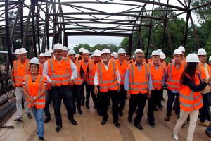 notícia: Prefeitos e vereadores da região metropolitana conferem obras na João Paulo II