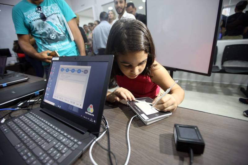 “Fiz questão de trazer minha filha para seu primeiro exercício de cidadania que é ter uma carteira de identidade, ainda mais em um local como este, que permite resolvermos várias pendências com mais conforto e praticidade”, comemorou o senhor Genival de Oliveira, 40 anos, pai da pequena Gabrielle (foto), 8 anos. A família de seu Genival é uma das milhares que serão beneficiadas no município de Parauapebas, no sudeste paraense, com orientações e serviços de diversos órgãos estaduais em um único local: a Estação Cidadania. O espaço, localizado no Shopping Karajás, foi entregue oficialmente à população na manhã deste sábado (19). A cerimônia contou com a presença de secretários de Estado, parlamentares, entre outras autoridades locais. Esta é a segunda Estação Cidadania da região. A primeira é a de Marabá.
FOTO: THIAGO GOMES / AG. PARÁ
DATA: 19.05.2018
PARAUAPEBAS - PARÁ <div class='credito_fotos'>Foto: Thiago Gomes /Ag. Pará | <a href='/midias/2018/originais/000728f3-86f7-4b74-bf45-9586bea1c195.jpg' download><i class='fa-solid fa-download'></i> Download</a></div>