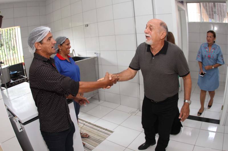 Um painel, no pátio da Escola Estadual de Ensino Médio Ruth Guimarães Ferreira, no distrito de Murinim, em Benevides, mostra 16 alunos da unidade aprovados nos últimos vestibulares. Desses, 12 irão estudar na Universidade Federal do Pará (UFPA). São os primeiros resultados de um processo que começou há nove meses, quando a escola entrou em reforma e ampliação. A nova “Ruth Guimarães Ferreira” foi entregue oficialmente nesta segunda-feira, 26, pelo governador Simão Jatene. Reformada e ampliada, a escola tem agora seis salas de aula; quatro laboratórios (multiuso, multidisciplinar, informática e de leitura); cozinha; refeitório e dispensa; quadra poliesportiva, vestiários feminino e masculino; área de convivência; sala para Atendimento Educacional Especializado (AEE) e acessos para pessoas com deficiência. Espaços de sobra para seus 892 alunos, distribuídos em três turnos do Ensino Médio. A obra custou R$ 2,446 milhões.
FOTO: CRISTINO MARTINS / AG. PARÁ
DATA: 26.03.2018
BENEVIDES - PARÁ <div class='credito_fotos'>Foto: Cristino Martins/Ag. Pará | <a href='/midias/2018/originais/00149b14-1238-45eb-b3c0-03d68b826ee0.jpg' download><i class='fa-solid fa-download'></i> Download</a></div>