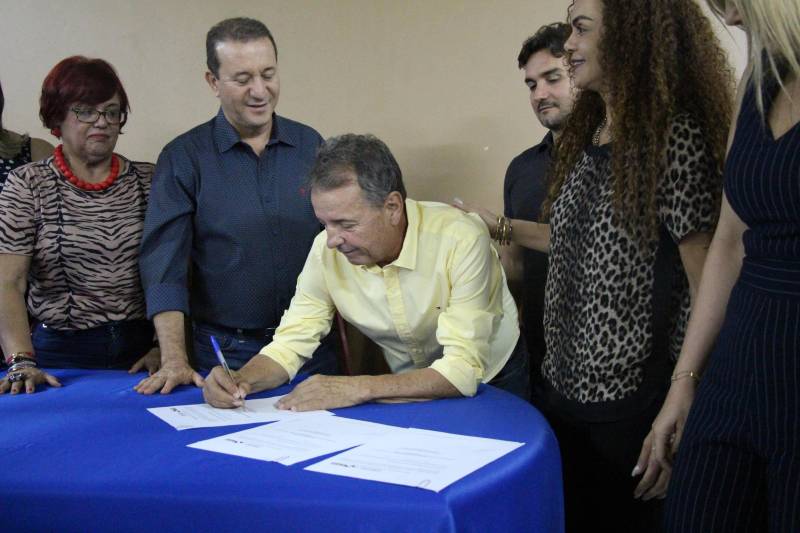 O município de Xinguara também comemora os 36 anos de emancipação neste domingo (13). A celebração de convênios entre a Prefeitura e o Estado abriu as comemorações. Foi firmado convênio para a construção de uma clínica de fisioterapia, no valor de R$ 289.051,66. Também foi assinado convênio de R$ 357.204,96, destinado à iluminação do trecho urbano da Avenida Xingu. Segundo o prefeito de Xinguara, Osvaldo de Oliveira Assunção Júnior (foto), as obras governamentais demonstram o interesse do Governo do Pará em contribuir efetivamente para o desenvolvimento dos municípios.
FOTO: ANTONIO MACEDO / DIVULGAÇÃO
DATA: 12.05.2018
XINGUARA - PARÁ <div class='credito_fotos'>Foto: ANTONIO MACEDO / DIVULGAÇÃO | <a href='/midias/2018/originais/00171d0c-0663-4543-866b-32857b605404.jpg' download><i class='fa-solid fa-download'></i> Download</a></div>
