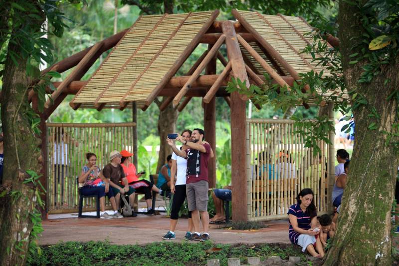 Uma reabertura feita a milhares de mãos. A fita inaugural colocada no inicio da trilha principal do Parque do Utinga foi rompida por mais de cinco mil pessoas ansiosas pelo inicio da caminhada, marcando o segundo dia da programação de reabertura do mais novo espaço paraense de lazer e interatividade com a natureza.
FOTO: MÁCIO FERREIRA / AG. PARÁ
DATA: 17.03.2018
BELÉM - PARÁ <div class='credito_fotos'>Foto: MÁCIO FERREIRA/ AG. PARÁ | <a href='/midias/2018/originais/00193654-a85e-4841-b9ef-d5dab6032c58.jpg' download><i class='fa-solid fa-download'></i> Download</a></div>