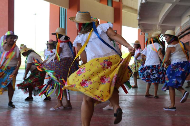 Cerca de 400 idosos, trajando as vestes típicas da época junina, participaram do 19º “Arraiá” (foto), que integra o Projeto Vida Ativa na Terceira Idade, nesta terça-feira (26), no Estádio Olímpico do Pará, o Mangueirão, em Belém. O momento mais esperado da festa foi o concurso de Miss Caipira 2018. Conceição Albuquerque, com o traje “Miss Copa do Mundo”, foi a vencedora desta edição. A festa junina contou com apresentação de quadrilhas de entidades de assistência à pessoa idosa e muitas brincadeiras da quadra junina, além da cantora Suanny Batidão. Com a roupa nas cores verde e amarela, Conceição Albuquerque, candidata do núcleo do projeto que funciona na Tuna Luso Brasileira, apostou na junção do tema junino com a mais importante competição de futebol – a Copa do Mundo, na Rússia. A ganhadora participou ao lado de cinco candidatas e conquistou os jurados, que avaliaram coreografia, simpatia e traje. Emocionada, a vencedora recebeu a faixa das mãos de Marlene da Silva, a miss de 2017.
FOTO: ADRIANA PINTO / ASCOM SEEL
DATA: 26.06.2018
BELÉM - PARÁ <div class='credito_fotos'>Foto: ADRIANA PINTO / ASCOM SEEL | <a href='/midias/2018/originais/001b9154-ed9e-41cd-9511-28ef5d5e481c.jpg' download><i class='fa-solid fa-download'></i> Download</a></div>