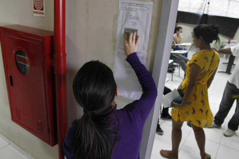 Um total de 27.938 candidatos se inscreveram para participar do concurso promovido pela Superintendência do Sistema Penitenciário do Estado (Susipe). Foram ofertadas 969 vagas e as provas iniciaram neste domingo (11), mas somente 22.875 compareceram. O balanço foi divulgado pela AOCP Concursos Públicos, organizadora do certame. No próximo domingo (18), a expectativa é a de que 11.939 candidatos façam prova para o cargo de agente prisional. A titular da Secretária de Estado de Administração (Sead), Alice Viana fez uma avaliação do concurso no final da tarde deste domingo. “A primeira etapa do concurso da Susipe foi um marco importante do sistema de gestão penitenciária, com a ampliação do efetivo de servidores para nível médio e superior. O concurso transcorreu dentro da normalidade e faz parte das medidas de combate a criminalidade, além de dotar o sistema de segurança das condições necessárias para o desenvolvimento do seu trabalho. Esperamos que no próximo domingo (18) quando será realizado o primeiro grande concurso para seleção de agentes prisionais, tudo ocorra dentro da normalidade também”, pontuou.
FOTO: AKIRA ONUMA / ASCOM SUSIPE
DATA: 11.03.2018
BELÉM - PARÁ <div class='credito_fotos'>Foto: Akira Onuma / Ascom Susipe | <a href='/midias/2018/originais/001c9797-b645-44e4-a106-100563f4cee7.jpg' download><i class='fa-solid fa-download'></i> Download</a></div>