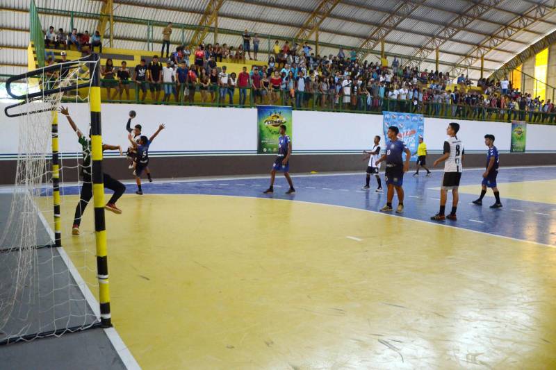 Emoção. Este foi o sentimento predominante nas partidas finais da regional de Carajás dos Jogos Estudantis Paraenses (Jeps), realizadas neste sábado (26), no Ginásio Poliesportivo de Parauapebas. Desta etapa, os municípios de Marabá, Parauapebas, Rondon do Pará, Jacundá e Bom Jesus do Tocantins são as delegações campeãs e, em junho, vão participar da etapa Estadual, em Belém.
FOTO: FERNANDO NOBRE / ASCOM SEDUC
DATA: 26.05.2018
PARAUAPEBAS - PARÁ <div class='credito_fotos'>Foto: FERNANDO NOBRE/ASCOM SEDUC | <a href='/midias/2018/originais/0030f007-e996-4b79-91bc-c777ab793f9e.jpg' download><i class='fa-solid fa-download'></i> Download</a></div>