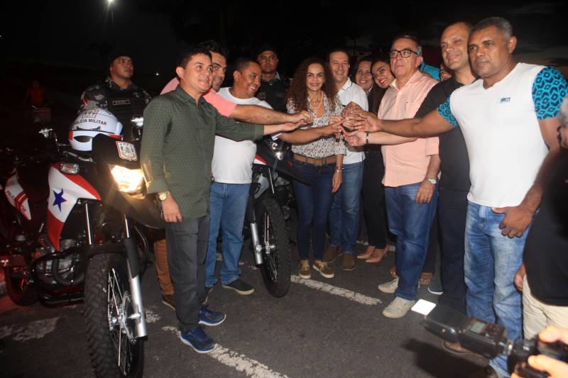 A agenda governamental terminou no município de Castanhal com a entrega de 18 viaturas e 20 motos para a Polícia Militar (PM) e duas ambulâncias resgate para o Corpo de Bombeiros. A secretária de Municípios Sustentáveis, Izabela Jatene, que representou o governador Simão Jatene, fez um balanço positivo das ações.

FOTO: RODOLFO OLIVEIRA / AG. PARÁ
DATA: 13.06.2018
CASTANHAL - PARÁ <div class='credito_fotos'>Foto: Rodolfo Oliveira/Ag. Pará   |   <a href='/midias/2018/originais/0034a3a4-7fcd-47dd-9fcd-59fa0bda750e.jpg' download><i class='fa-solid fa-download'></i> Download</a></div>