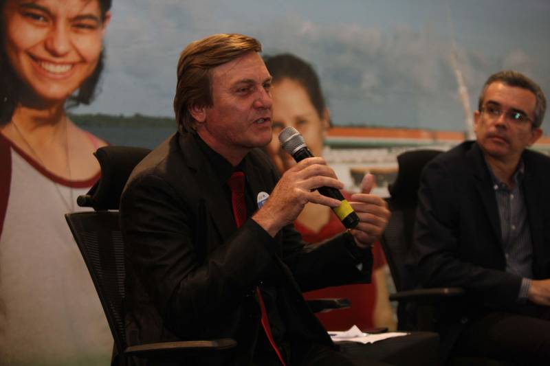 Cento e quarenta e um gestores municipais que aderiram ao Programa Municípios Sustentáveis participam da terceira reunião do Fórum Permanente de Prefeitas e Prefeitos dos Municípios Sustentáveis. O evento começou na manhã desta quarta-feira (7), no auditório do Hangar Convenções e Feiras da Amazônia. A programação segue até esta quinta-feira (8). Com o tema “Gestão Compartilhada”, o evento traz as experiências e os desdobramentos das agendas governamentais que foram planejadas em parceria com as gestões municipais. Durante o encontro também está sendo apresentado o balanço das ações e resultados do Programa Municípios Sustentáveis (PMS), da Secretaria Extraordinária de Municípios Sustentáveis (Semsu), que propõe a sustentabilidade dos municípios em âmbito global, a gestão e ajuste fiscal, até as grandes obras de infraestrutura. Os projetos respeitam a realidade e peculiaridades de cada território, com ações ancoradas nos planos governamentais Pará 2030, Pará Ambiental e Pará Social. Na foto, o prefeito de Brasil Novo, Alexandre Lunelli (PT).

FOTO: SIDNEY OLIVEIRA / AG PARÁ
DATA: 07.02.2018
BELÉM - PARÁ <div class='credito_fotos'>Foto: Sidney Oliveira/Ag. Pará   |   <a href='/midias/2018/originais/003b29b4-0dd4-4f52-8028-49cd58fff217.jpg' download><i class='fa-solid fa-download'></i> Download</a></div>