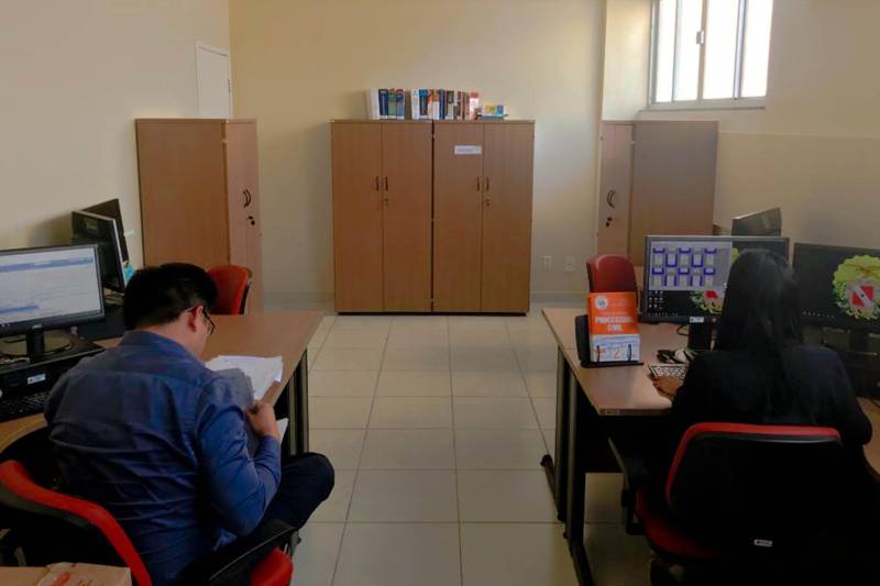 A sede da 3a Regional de Marabá agora funciona em um novo local: o Centro Regional de Governo do Estado do Pará, localizado no Centro de Convenções Carajás. A mudança de endereço foi necessária para a melhor acomodação da equipe de trabalho e, consequentemente, maior eficiência na defesa das causas do Estado. Antes, os procuradores, servidores e estagiários da instituição atuavam no espaço cedido na Estação Cidadania, mas desde o início de dezembro passaram a ocupar duas salas no Centro Regional.

FOTO: ASCOM PGE
DATA: 20.12.2018
MARABÁ - PARÁ <div class='credito_fotos'>Foto: ASCOM PGE   |   <a href='/midias/2018/originais/004c8ccd-df79-4b8e-a33f-9e403a94e27b.jpg' download><i class='fa-solid fa-download'></i> Download</a></div>