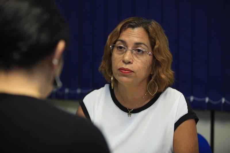 Uma média de 50 a 60 mil RGs foram emitidos por mês em todo o Pará pela Diretoria de Identificação "Enéas Martins" (Didem), da Polícia Civil, de janeiro a novembro de 2018. O número é considerado alto e é resultado da maior agilidade no atendimento para a emissão e entrega do documento, possível após a possibilidade de agendamento pelo site do órgão de segurança pública. Antes, longas filas se formavam na frente da Delegacia Geral do Estado, o principal posto de atendimento. A diretora da Didem, Juliete Monteiro (foto), conta que com a modernização da polícia no interior do Estado contribuiu com o aumento das emissões e com a diminuição do prazo para a entrega do documento. “Tinha município que esperava até 40 dias. Com a informatização, o prazo diminuiu bastante”, diz. Além disso, Juliete lembra que o agendamento informatizado inibiu situações irregulares, como a venda de senha para o atendimento. Atualmente, 44 municípios do Estado são informatizados. Destes, 32 passaram pela modernização de sistema nos últimos oito anos de gestão do governador Simão Jatene. “Agora temos muito mais possibilidades no interior. Quem não tem posto de atendimento no seu município, pode fazer na cidade mais próxima. Temos muito ainda pela frente, mas estamos caminhando para que o usuário aguarde cada vez menos tempo para receber seu RG”, concluiu.

FOTO: MÁCIO FERREIRA / AG. PARÁ
DATA: 03.12.2018
BELÉM - PARÁ
 <div class='credito_fotos'>Foto: MÁCIO FERREIRA/ AG. PARÁ   |   <a href='/midias/2018/originais/005347e3-580d-4402-8353-ddfe5d688c30.jpg' download><i class='fa-solid fa-download'></i> Download</a></div>