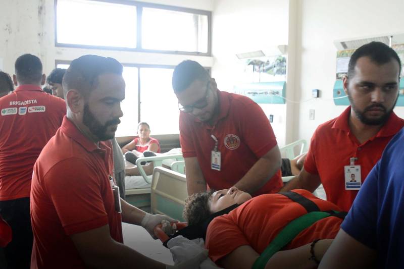 A farmacêutica Paula Ledo viveu um dia de trabalho diferente no Hospital Metropolitano de Urgência e Emergência, em Ananindeua (PA). Ela foi resgatada e colocada em uma maca, no terceiro andar da unidade, por membros da brigada de incêndio. A colaboradora participou da simulação de incêndio, na quinta-feira (10). Apesar de ter ficado com um pouco de medo de ser uma “vítima” na simulação, Paula aprovou a atividade. “Deu um medo, ainda mais na hora que a gente desce amarrada na maca. Dá um frio na barriga, mas a gente sabe que o pessoal faz um trabalho bacana e que é para eles aprenderem. Achei muito importante. Esperamos que nunca aconteça algo assim, mas se acontecer já sabemos como agir”.
FOTO: ASCOM / HMUE
DATA: 11.05.2018
BELÉM - PARÁ <div class='credito_fotos'>Foto: ASCOM HMUE | <a href='/midias/2018/originais/0054ed8d-3714-49d5-9aca-e904bef0ab6e.jpg' download><i class='fa-solid fa-download'></i> Download</a></div>