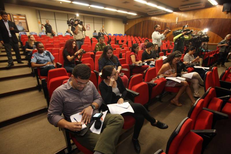 Foi iniciada, ainda na noite da segunda-feira (9), uma operação de reforço policial nas ruas da capital paraense e dos demais municípios da Região Metropolitana de Belém (RMB). O maior efetivo nas ruas foi colocado logo após as mortes registradas ao longo daquele dia. As investigações iniciaram e as vítimas já foram identificadas. Além disso, uma sala de situação foi implantada no Centro Integrado de Operações (Ciop) para traçar e definir metas para as operações, comandada pela Secretaria de Estado de Segurança Pública e Defesa Social (Segup). Essas informações foram divulgadas na terça-feira (10) em coletiva de imprensa, na sede da Delegacia Geral da Polícia Civil, em Belém. Entre as 13 mortes registrados na segunda-feira está a do policial militar Joaquim Nunes Silva. Os outros 12 eram civis e apenas um ainda não foi identificado ainda. E 9 dos 12 civis têm passagem pela polícia.
FOTO: SIDNEY OLIVEIRA / AG. PARÁ
DATA: 10.04.2018
BELÉM - PARÁ <div class='credito_fotos'>Foto: Sidney Oliveira/Ag. Pará | <a href='/midias/2018/originais/005e31e7-aa39-4674-bf91-9dcc2ac2fd36.jpg' download><i class='fa-solid fa-download'></i> Download</a></div>