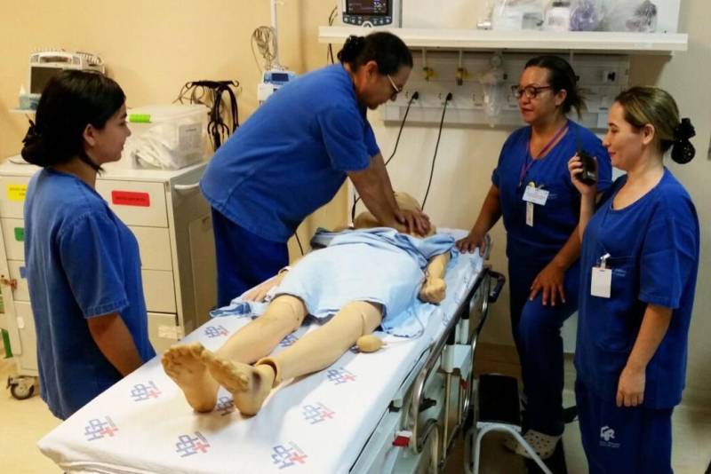 A partir de agora, o Hospital Regional Público do Leste (HRPL), em Paragominas, passa a utilizar o Protocolo do Time de Resposta Rápida (TRR). O novo sistema permite a atuação imediata em usuários internados na Clínica Médica e Cirúrgica, Centro Cirúrgico, Recuperação pós-anestesia e Pronto Atendimento. Entre os principais benefícios do TRR está sistematizar o atendimento de usuários no setor de urgência e emergência, diminuir a mortalidade intra-hospitalar, prevenir e reduzir o número de Paradas Cardiorrespiratórias (PCR), reduzir admissões e readmissões na Unidade de Terapia Intensiva (UTI) e garantir maior segurança dos usuários.
FOTO: ASCOM / HRPL
DATA: 13.03.2018
PARAGOMINAS - PARÁ <div class='credito_fotos'>Foto: ASCOM HRPL | <a href='/midias/2018/originais/00619059-7bcd-4e7e-ad60-3de46b9ed1f7.jpg' download><i class='fa-solid fa-download'></i> Download</a></div>