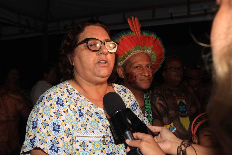 Uma caminhada pelas principais ruas de São Félix do Xingu foi o ponto alto da programação da Semana dos Povos Indígenas nesta quarta-feira (18). Os índios se concentraram em frente à Secretaria Municipal de Cultura, entoando cantos de guerra e dançando na luta por direitos. Uma das principais reivindicações é a retomada de territórios e a gestão ambiental dessas áreas. Durante a passeata, caciques se revezavam proferindo palavras de ordem, enquanto todos seguiam em cadência rumo à Praça do Triângulo, onde ocorre grande parte das atividades. A passeata foi também um protesto contra a exoneração de Franklimberg Ribeiro de Freitas da presidência da Fundação Nacional do Índio (Funai). Ele teria sido demitido pelo presidente Michel Temer a pedido de deputados da bancada ruralista, em Brasília. Na foto, a prefeita de São Félix do Xingu, Minervina Silva.
FOTO: RODOLFO OLIVEIRA / AG. PARÁ
DATA: 18.04.2018
SÃO FÉLIX DO XINGU - PARÁ <div class='credito_fotos'>Foto: Rodolfo Oliveira/Ag. Pará | <a href='/midias/2018/originais/0061cb37-b6a6-49a7-b9e8-fb393326d2d3.jpg' download><i class='fa-solid fa-download'></i> Download</a></div>