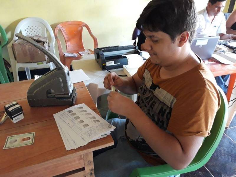 Agricultores familiares da Colônia do Cruzador, a 50 quilômetros de Marapanim, foram beneficiados, nesta sexta-feira (4), com a Caravana Pro Paz Cidadania. No segundo dia de ação na região, os trabalhadores receberam os serviços de emissão de documentos de identidade, entre outros. A ação é realizada por meio de parcerias, com a Polícia Civil, Seaster, Defensoria Pública, entre outros, mas o trabalho se fortalece com a ajuda dos moradores locais que se voluntariam a participar da ação.
FOTO: ASCOM / PRO PAZ
DATA: 04.05.2018
BELÉM - PARÁ <div class='credito_fotos'>Foto: ASCOM PRO PAZ | <a href='/midias/2018/originais/006369a4-7ea4-411e-bbaa-3244fe0c4a02.jpg' download><i class='fa-solid fa-download'></i> Download</a></div>