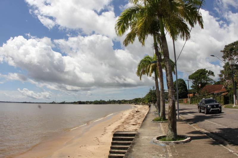 O distrito de Mosqueiro, distante 80 quilômetros do centro de Belém, conta com uma população de aproximadamente 33 mil habitantes e uma área territorial de 212 km². Mas no período de veraneio esta população pode chegar a 500 mil pessoas. Para melhor atender a população no que diz respeito à segurança pública, a Polícia Militar do Pará intensificou a aproximação com a comunidade e criou uma rede de informações que dinamizou o policiamento preventivo na ilha.  

FOTO: CRISTINO MARTINS / ARQUIVO AG. PARÁ
DATA: 25.06.2018
MOSQUEIRO - PARÁ <div class='credito_fotos'>Foto: Cristino Martins/Ag. Pará   |   <a href='/midias/2018/originais/006bfcf7-9cf8-4102-a81e-ac272ef2e6f0.jpg' download><i class='fa-solid fa-download'></i> Download</a></div>